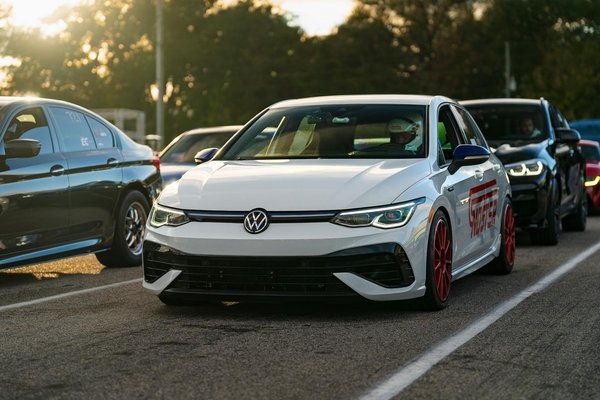 Conduire une voiture sportive : une expérience unique