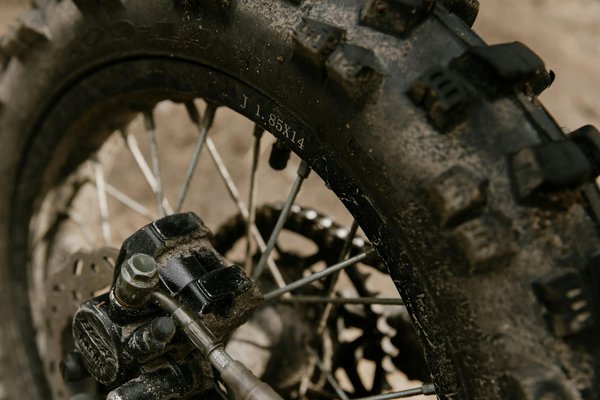 Comment choisir le bon type de pneus pour une moto tout-terrain en fonction du terrain spécifique ?